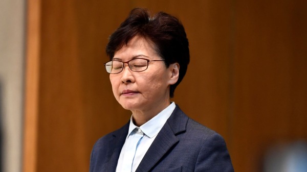 香港特首林郑月娥出席行会前见记者时声明，立法会议员没有特权，遭民主党主席胡志伟痛斥可笑，明显就是“选择性检控”。资料照。