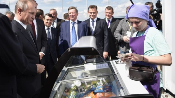 2017年7月18日，俄羅斯總統普京（L）在莫斯科郊外的Zhukovsky舉行的MAKS 2017航展上購買了冰淇淋