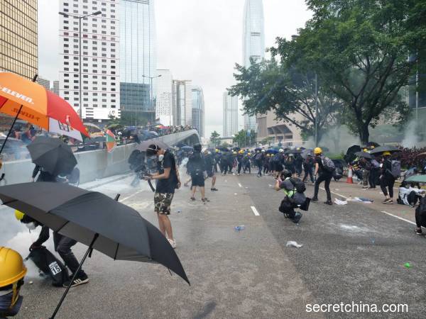 香港“反送中”示威昨晚发生迄今最混乱的暴力情况。港媒传出一段视频，显示出“示威者的独特灭弹方法”，令人惊叹。