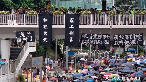 831五周年，港人自发上街抗议黑警滥捕，要求撤回送中恶法。（图片来源：周秀文／看中国摄影）
