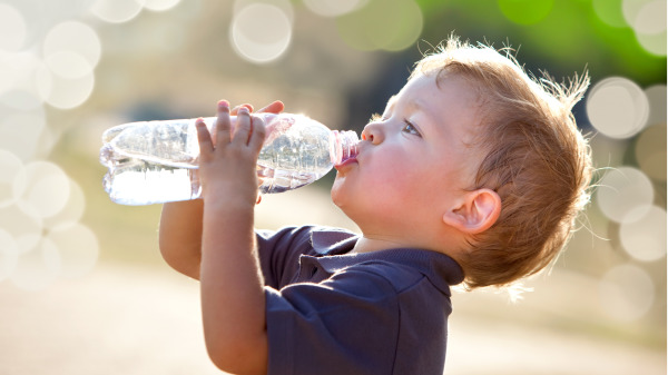 孩子这样喝瓶装水安全吗？