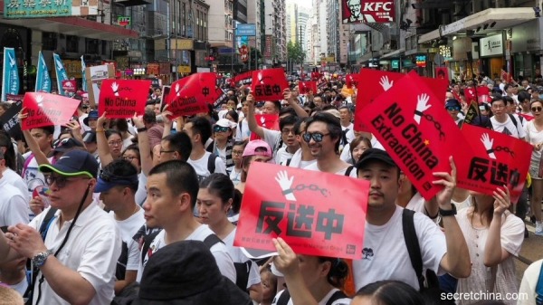 香港民意研究所公布的调查显示，近7成受访市民反对修订逃犯条例。