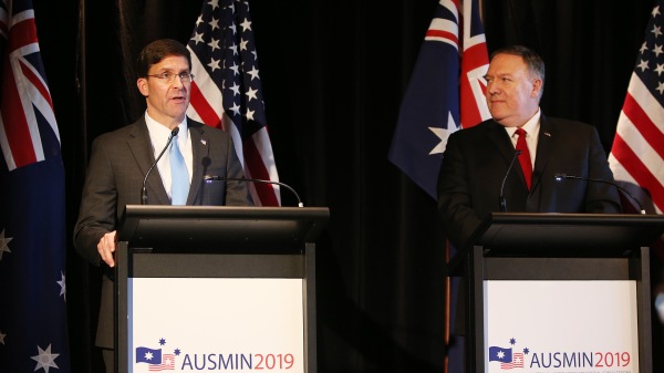 8月4日，美國國防部長埃斯珀與美國國務卿蓬佩奧在悉尼的新聞發布會上。