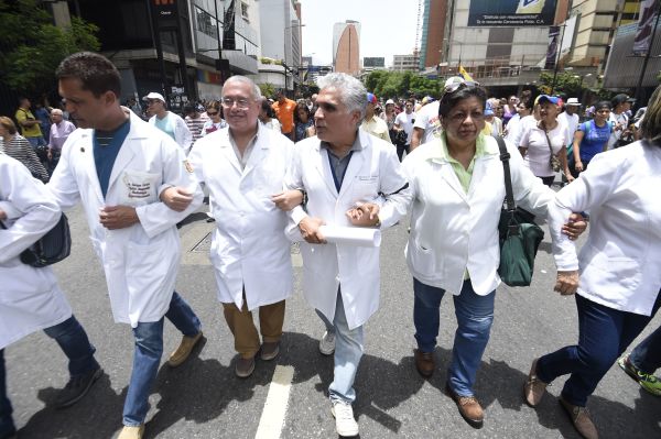 2017年5月22日，委內瑞拉醫護人員在加拉加斯遊行，抗議馬杜羅政府。