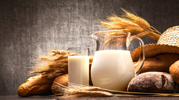 平时可以适当喝一些牛奶，帮助提高免疫力后对抗疾病。
