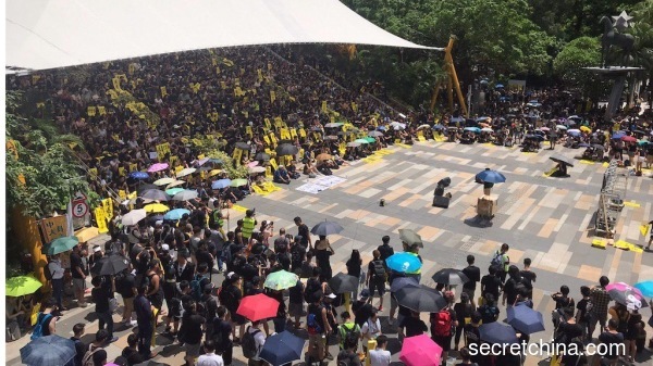 沙田三罷集會，市民坐滿整個大會堂廣場「百步梯」。（圖片來源：周秀文／看中國攝影）