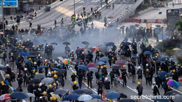 2019年8月4日，金钟添马公园的集会有大批示威者走出夏悫道，防暴警察施放催泪弹。