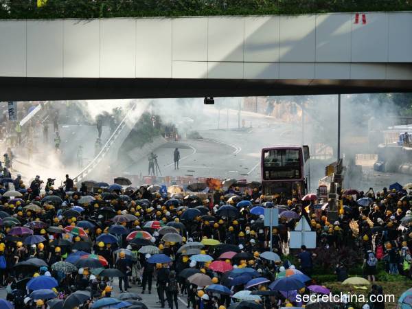 港星纷起支持香港“三罢”活动，不畏遭到中国全面封杀。