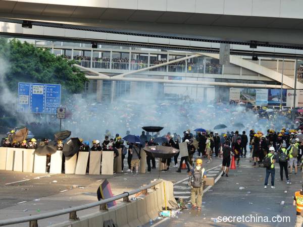 8月5日，香港市民發起罷工、罷市和罷課「三罷」並在7區集會，圖為金鐘。