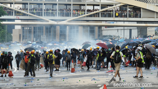 香港反送中行动持续进行，昨日港民还发起了全港大三罢（罢市、罢工、罢课）以及不合作运动。示威者们包围警署抗议，警方在全港各地使用催泪弹与橡胶子弹武力清场。