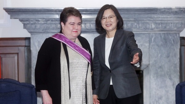蔡英文總統（右）5日在總統府，頒授歐洲經貿辦事處處長馬澤璉（Madeleine Majorenko）（左）紫色大綬景星勳章，表彰她任內對雙方的貢獻。