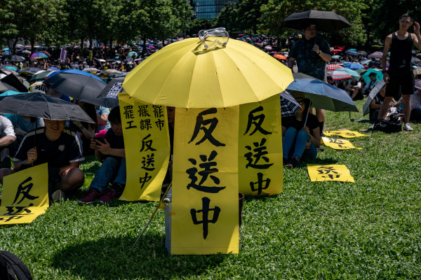 2019年8月5，香港抗议者拿着伞和招贴，在添马公园聚集。