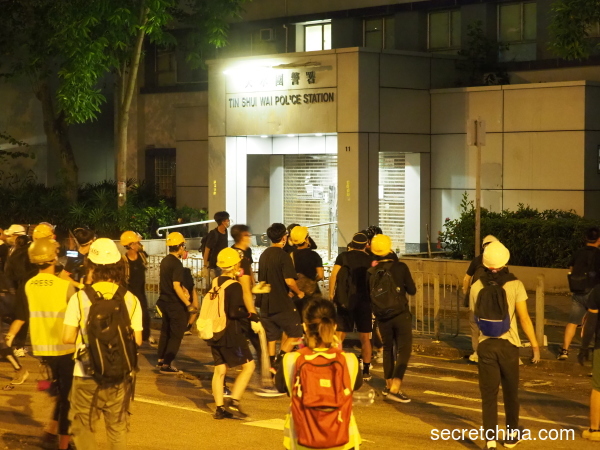 因为一名香港女性反送中示威者被逮捕时裙底走光，激起众人不满，包围天水围警署抗议，声援被捕少女，双方爆发冲突。