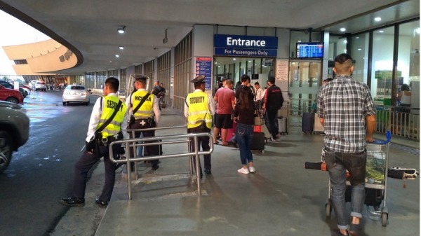 一名出租车司机在马尼拉国际机场载客时，从第3航厦开到第1航厦，约6公里距离竟要价6000披索，因此遭警方逮捕。