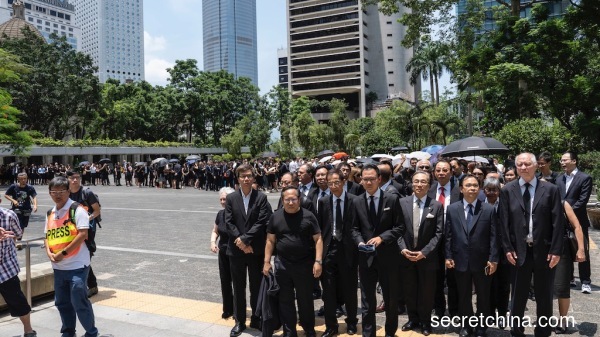 香港法律界舉行九七回歸後第6次法律界「黑衣遊行」，反對律政司政治檢控，並要求成立獨立調查委員會。（圖片來源：周秀文／看中國攝影）