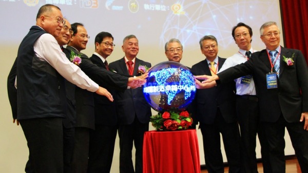 2019亚洲生产力组织智慧制造卓越中心启动仪式暨国际论坛，6日完成揭牌仪式。台湾经济部长沈荣津（右5）等人出席。