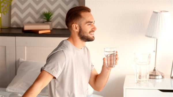 睡觉前喝上一杯水，能够让我们降低发生心梗的风险。