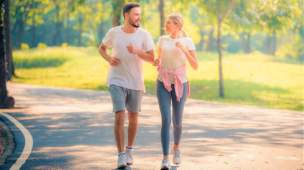 每天一定量的走路，可以锻练心脏机能、肌肉力量、促进胃肠蠕动等。