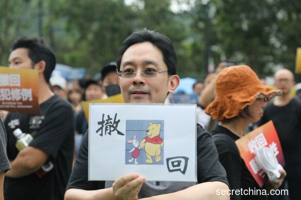 近日，香港将军澳有15万人上街“反送中”，除坚持五大诉求外，亦有反红媒的呼吁。