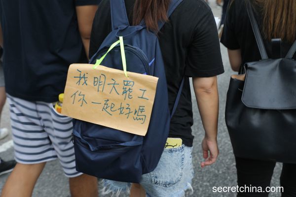 近日，香港将军澳有15万人上街“反送中”，除坚持五大诉求外，亦有反红媒的呼吁。