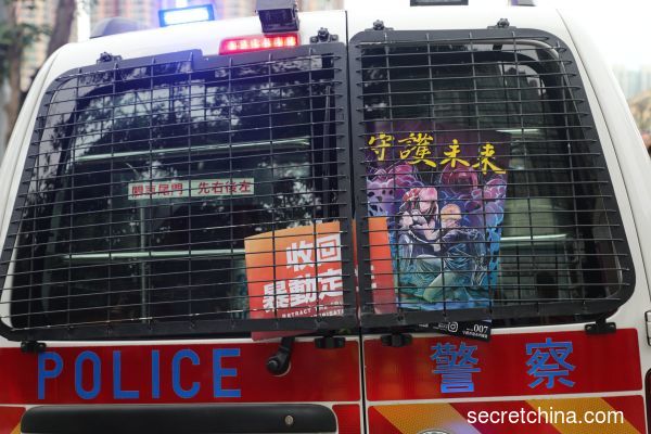 一位香港律師表示，已有多位示威者被控暴動，然而今日香港真正逍遙法外的，就是那群集體藏起委任證的警察。