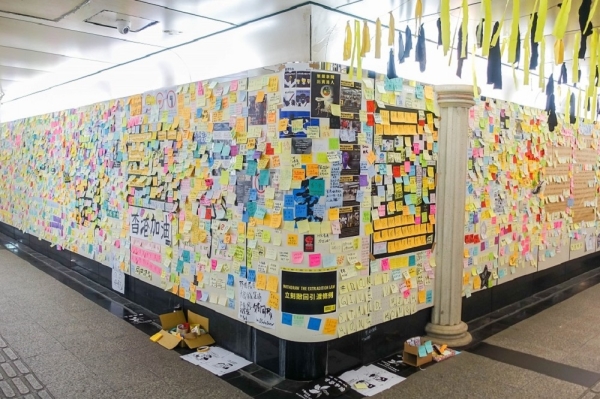 在香港反送中行动中，色彩缤纷的“蓝侬墙”是向非网络世界传播诉求的重要媒介。（摄影：杨颖婷）