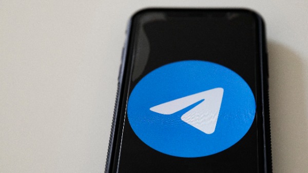 智能手机显示Telegram app徽标。（图片来源： GEOFFROY VAN DER HASSELT / AFP / Getty Images）