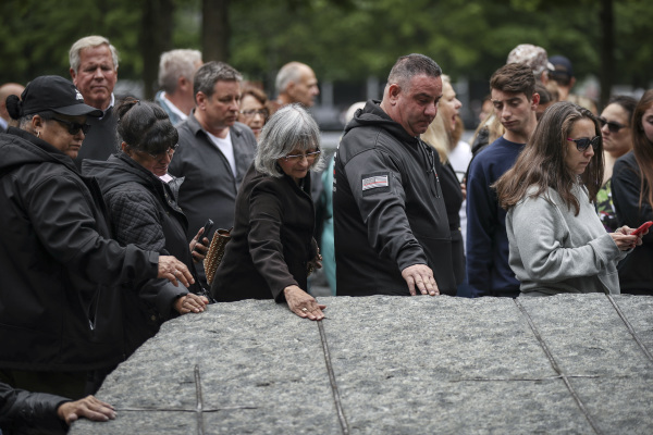 民眾悼念。（圖片來源：Drew Angerer/Getty Images）