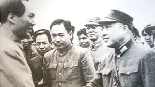 张镇（右）1945年10月11日在重庆机场送别毛（左）回延安