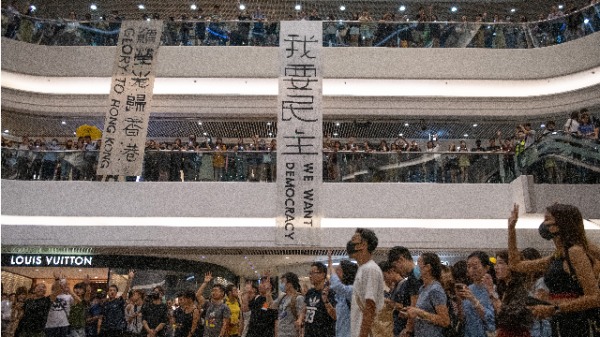 2019年9月12日，香港市民在香港时代广场商城示威争取民主（图片来源：Carl Court / Getty Images）