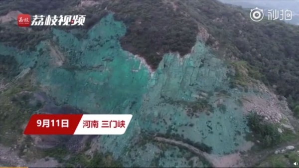 大陆河南三门峡山区被人发现遭当地企业破坏后，疑似为躲避卫星侦测，竟用一招企图掩盖荒秃山体。