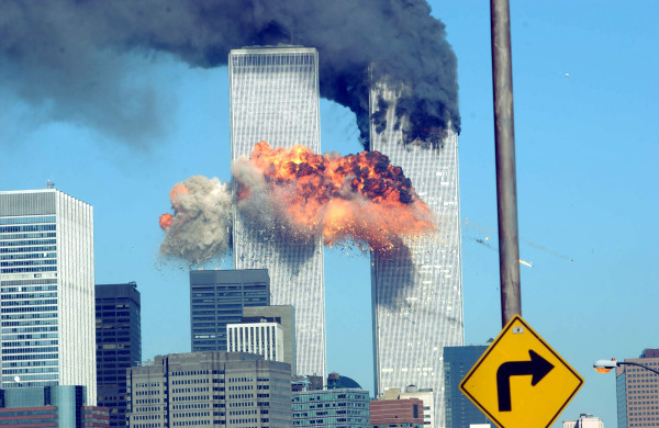 “9/11”恐怖袭击发生时，伊斯特恐怖分子劫持两架飞机首先撞向了纽约曼哈顿世贸中心的双子塔。 