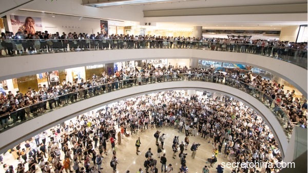 连日来港人在各大商场高唱《愿荣光归香港》，重申五大诉求（中环ifc）。（图片来源：周秀文／看中国摄影）