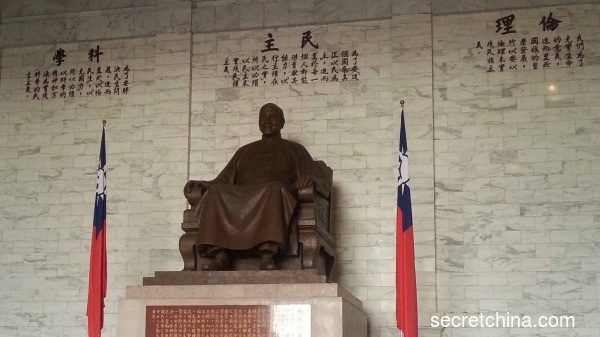 蒋公为确保台湾不被中共渗透，义无反顾挺身捍卫民主宪政。