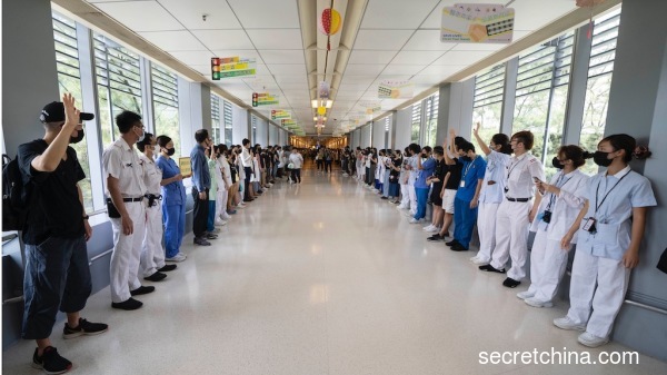 威尔斯医院数百医护人员在医院内发起“和你拖”行动，筑成人链，要求政府回应民间五大诉求。（图片来源：周秀文／看中国摄影）