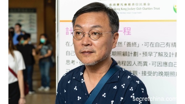 著名韩国演员金义圣威尔斯医院亲身感受到港人的愤怒，他呼吁港府停止警方暴力，强调全世界都在关注香港。（图片来源：周秀文／看中国摄影）