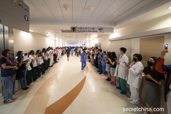 威尔斯医院数百医护人员在医院内发起“和你拖”行动，筑成人链，要求政府回应民间五大诉求。（图片来源：周秀文／看中国摄影）