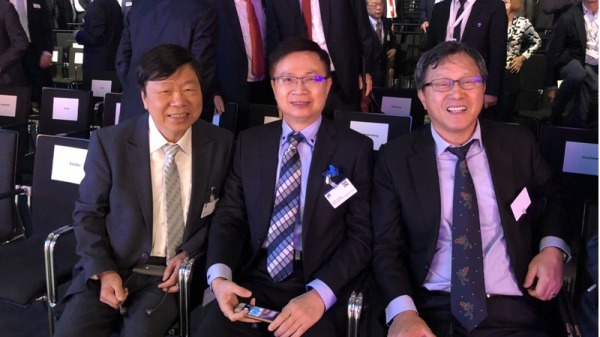 欧洲工具机展（EMO）在16日举行开幕典礼，中华民国驻德代表谢志伟（右）、外贸协会董事长黄志芳（中）以及友嘉集团总裁朱志洋（左）都受邀出席，且位置安排在贵宾席的第1排，显见台湾倍受重视。