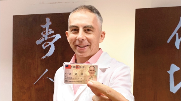 德国医学博士马培德归化中华民国国籍，历经繁复程序终于在这几天拿到身分证，直呼“非常开心！终于当上台湾人，可以投票了、一起为台湾的将来打拚！”