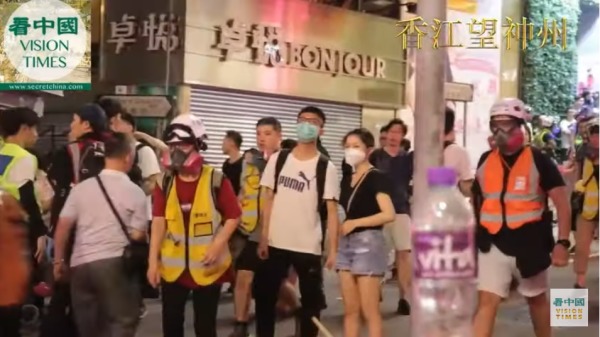 香港市民在“反送中”运动中面对强权与暴力，勇敢地走向街头。