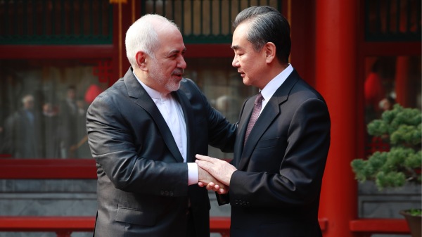 伊朗外交部長扎裡夫（Mohammad Javad Zarif）和中國外交部長王毅今年2月在北京會面。（ HOW HWEE YOUNG/Getty Images）