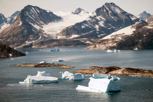 2019年8月15日，航拍照片显示格陵兰东部有冰山漂浮。