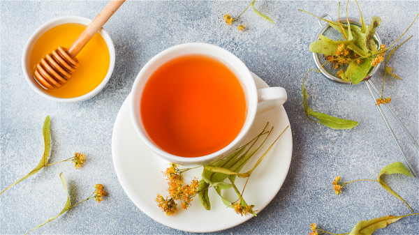 柚子和蜂蜜共煮，代茶饮用，可以收很好的润肺排毒功效。
