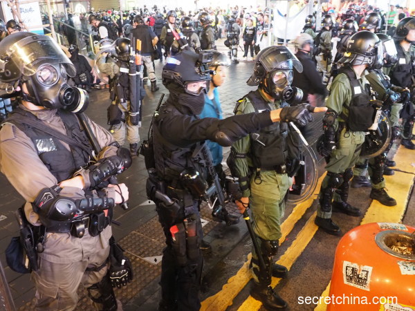 8月31日，港警強力鎮壓抗爭者。（圖片來源：看中國）