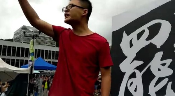 香港大专院校学生会发起的“罢课不罢学”行动集会，中国男子上台捣乱