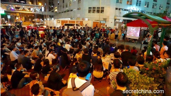 曾发生疑似白衣人袭击的荃湾，亦有超过二百人聚集观看乌克兰示威纪录片《凛冬烈火》。