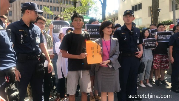 國立東華大學一名李姓香港女僑生，參加「反送中」示威抗議活動中，遭到逮捕並被控暴動罪。因此台灣的學生與公民團體站出來力挺，同時向陸委會喊話並遞交陳情書。