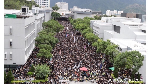 三萬大學生罷課擠爆中大百萬大道，要求港府正面回應五大訴求。 （圖片來源：周秀文／看中國攝影）
