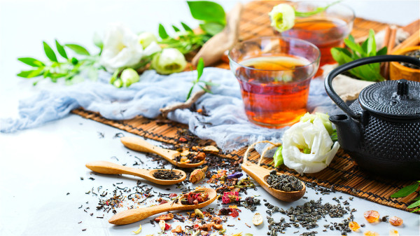 在炎炎夏日中，饮用无糖茶可以帮助我们消暑解渴又没负担。