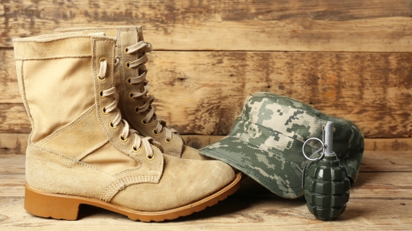 給士兵擦鞋，心情複雜的將軍。